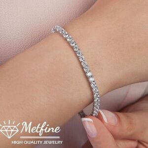 Stunning tennis bracelet